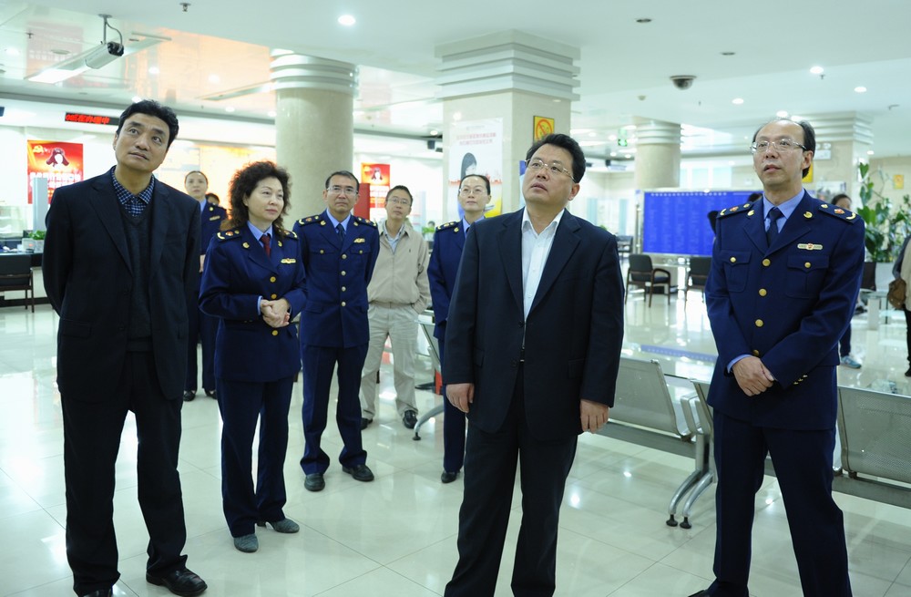 刘副省长(右2)在省工商局注册大厅调研